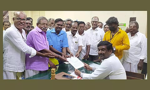 ஜம்பை பேரூராட்சி பொதுமக்கள் சார்பில் பவானி தாசில்தாரிடம் கோரிக்கை மனு வழங்கப்பட்டது.