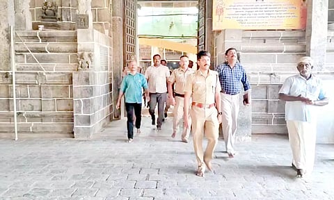 இரண்டடுக்கு பாதுகாப்பு அமைக்கப்பட்டுள்ள அறையை  மாவட்ட காவல் கண்காணிப்பாளர் ஜவகர் பார்வையிடார்.