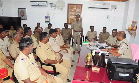 அரியாங்குப்பத்தில் நடந்த குறை தீர்ப்பு கூட்டத்தில் சீனியர் போலீஸ் சூப்பிரண்டு நாரா சைதன்யா பேசிய போது எடுத்த படம்.