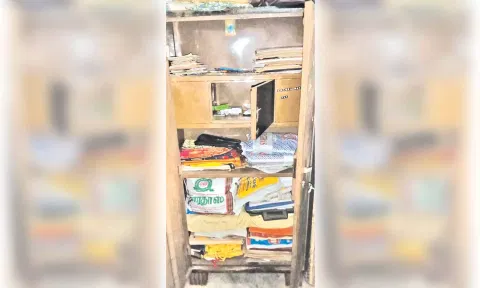 பீரோ உடைக்கப்பட்டுள்ளதை படத்தில் காணலாம்.