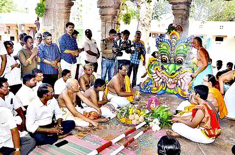 தல்லாகுளம் பிரசன்ன வெங்கடாசலபதி கோவிலில் இன்று சித்திரை திருவிழா முகூர்த்தம் நடந்தது.&nbsp;