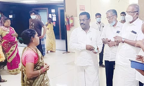 அனுசியா குடும்பத்தினரை மார்க்சிஸ்டு மாநில செயலாளர் பாலகிருஷ்ணன் சந்தித்து ஆறுதல் கூறிய காட்சி.&nbsp;