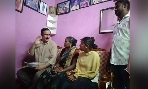 இட ஒதுக்கீடு விவகாரம்... தி.மு.க., அ.தி.மு.க. வன்னியர்களின் வீடுகளுக்கு சென்று ஆதரவு திரட்டிய அன்புமணி ராமதாஸ்