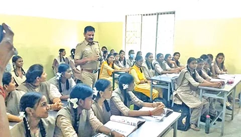 நிகழ்ச்சியில் திருச்செங்கோடு புறநகர இன்ஸ்பெக்டர் பாரதி மோகன் பேசிய காட்சி.