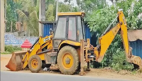 கிராவல் மண் கடத்திய டிராக்டர், பொக்லைன் எந்திரம் பறிமுதல்