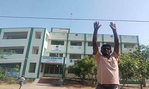 திண்டிவனம் அருகே உள்ள கொத்தமங்கலம் பள்ளிக்கு எதிரே மின் கம்பத்தின் ஒயர் தாழ்வாக செல்வதை படத்தில் காணலாம்.