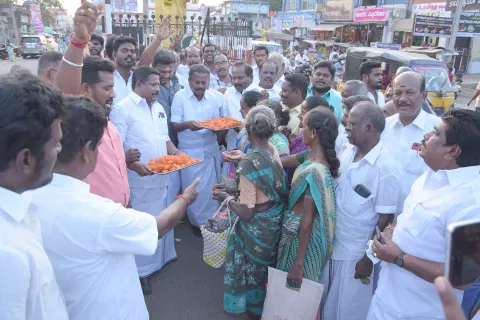 சிவகங்கையில் இனிப்பு வழங்கிய அ.தி.மு.க.வினர்