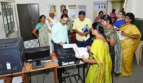 சிவகங்கை தாசில்தார் அலுவலகத்தில் கலெக்டர் மதுசூதன்ரெட்டி ஆய்வு செய்தார்.