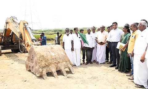 கோரம்பள்ளம் ஆற்றில் வெள்ள பாதுகாப்பு பணிகளை கலெக்டர் செந்தில்ராஜ் தொடங்கி வைத்தபோது எடுத்தபடம்.