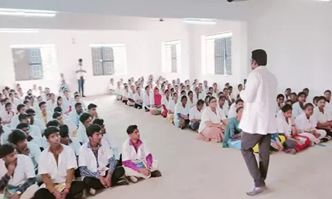 உதவி பேராசிரியர் மருத்துவர் ரத்தின பிரகாஷ் பேசிய போது எடுத்த படம்.