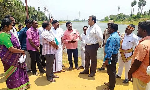 கலெக்டர் ரவிச்சந்திரன் மற்றும் அதிகாரிகள் ஆய்வு மேற்கொண்டபோது எடுத்த படம்.