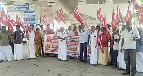 ஏ.ஐ.டி.யு.சி. சார்பில் ஆர்ப்பாட்டம் நடைபெற்ற போது எடுத்த படம்.&nbsp;
