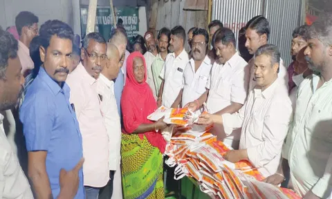 கடலூர் துறைமுகத்தில் ரம்ஜான் பண்டிகையை முன்னிட்டு பொது மக்களுக்கு மாநகர தி.மு.க. செயலாளர் ராஜா நலத்திட்ட உதவிகளை வழங்கினார்.