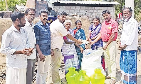 பாதிக்கப்பட்ட குடும்பங்களுக்கு நிவாரணம் வழங்கப்பட்டது.