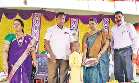 போட்டியில் வெற்றி பெற்றவர்களுக்கு பரிசு வழங்கப்பட்டது.