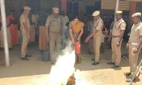 நாட்ராய சாமி கோவில் வளாகத்தில் தீ தடுப்பு பாதுகாப்பு குறித்து பொதுமக்களுக்கு ஒத்திகை வழங்கப்பட்ட காட்சி.