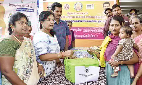 பயனாளிக்கு சத்தான உணவு பெட்டகத்தை கலெக்டர் ஷஜீவனா வழங்கினார்.