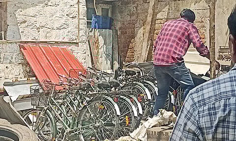 பழைய இரும்புக்கடையில் பறிமுதல் செய்யப்பட்ட அரசு சைக்கிள்கள்.