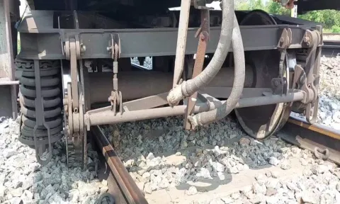 சரக்கு ரெயில் தடம் புரண்டது