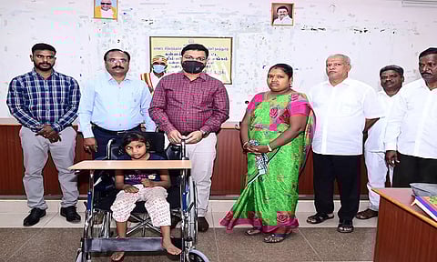 மாவட்ட கலெக்டர் ஷ்ரவன் குமார் மாற்றுத் திறனாளி சிறுமிக்கு சக்கர நாற்காலி  வழங்கிய காட்சி.