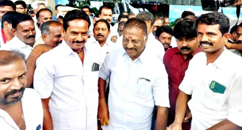 மதுரை விமான நிலையத்தில்  ஓ.பன்னீர்செல்வத்தை, மாவட்ட செயலாளர்கள் அய்யப்பன் எம்.எல்.ஏ., முன்னாள் எம்.பி.கோபாலகிருஷ்ணன், முருகேசன், இளைஞர் அணி மாநில செயலாளர்  வி.ஆர்.ராஜ்மோகன் உள்பட கழக நிர்வாகிகள் வரவேற்றனர்.
