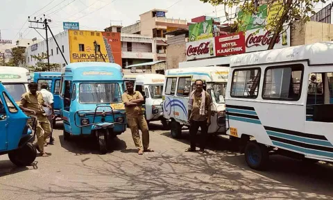 புதுவை புதிய பஸ் நிலையம் முன்பு டெம்போவை நிறுத்தி  டிரைவர்கள் வேலை நிறுத்தத்தில்ஈடுபட்ட காட்சி.