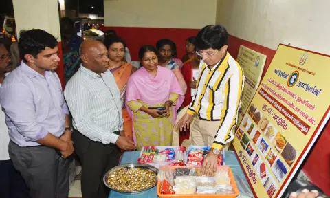 &nbsp;முன் மாதிரி ரேஷன் கடையை  உணவுமற்றும் கூட்டுறவுத் துறை கூடுதல் தலைமை செயலாளர் டாக்டர். ராதாகிருஷ்ணன திறந்து வைத்தார். அருகில் கலெக்டர் பழனி, திண்டிவனம் சப்- கலெக்டர் கட்டா ரவி தேஜா, கூட்டுறவு சங்கங்களின் மண்டல இணைப் பதிவாளர் யசோதா தேவி உள்ளனர்.