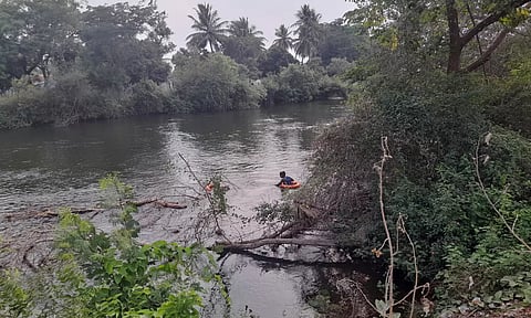 பவானிசாகர் அருகே வாய்க்காலில் மூழ்கிய வாலிபரை தேடும் பணயில் ஈடுபட்ட தீயணைப்பு வீரர்கள்.