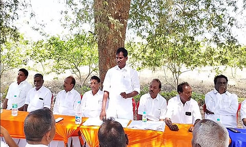 கூட்டத்தில் ஒன்றிய செயலாளர் நாகபூஷணம் பேசியபோது எடுத்த படம்.