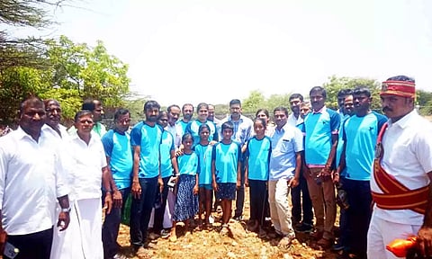 திருப்பூர் கலெக்டர்  வினீத்   இடத்தை நேரில் பார்வையிட்டு ஆய்வு செய்த காட்சி.