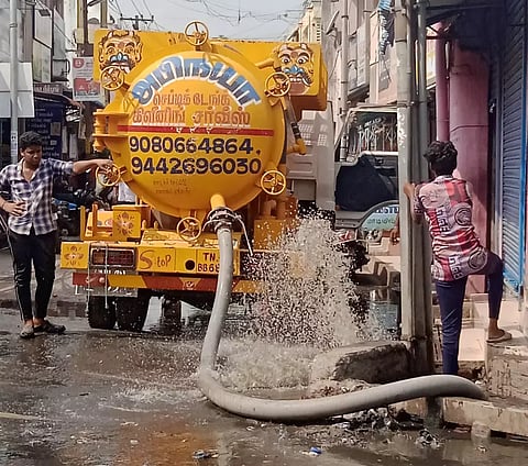 பண்ருட்டி காந்தி ரோட்டில் பெருக்கெடுத்து ஓடிய சாக்கடை நீரை நகராட்சி துப்புரவு பணியாளர்கள் அகற்றிய போது எடுத்த படம்.
