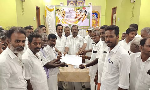 உறுப்பினர் சேர்க்கை படிவத்தை மாவட்ட செயலாளர் குமரகுரு வழங்கிய காட்சி.