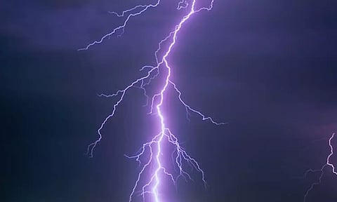 ஆந்திராவில் மனைவி கண்முன்னே மின்னல் தாக்கி கணவன் பலி