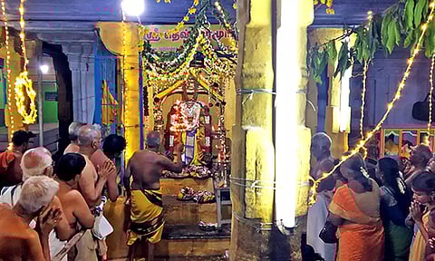 விழாவில்  கலந்து கொண்டு சுவாமி தரிசனம் செய்த பக்தர்கள்.&nbsp;