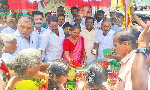 பொதுமக்களுக்கு தர்பூசணி பழங்களை முன்னாள் அமைச்சர் ராஜலெட்சுமி வழங்கிய காட்சி.