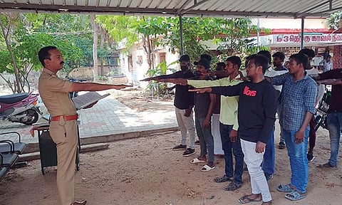 போலீசார் முன்னிலையில் உறுதிமொழி ஏற்ற இளைஞர்களை படத்தில் காணலாம்.