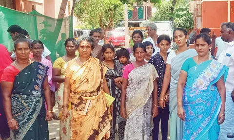 நிலக்கோட்டை போலீஸ் நிலையத்தை முற்றுகையிட்ட கிராம மக்கள்.