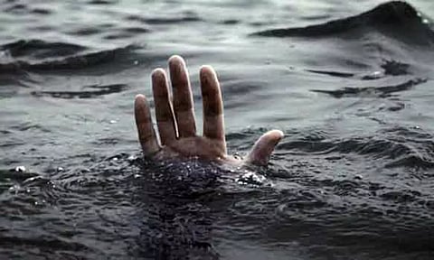 கீழ்பவானி வாய்க்காலில் அடித்து செல்லப்பட்ட வாலிபர் உடல் மீட்பு