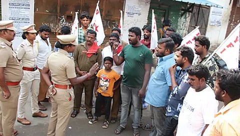 டாஸ்மாக் பார் முன்பு போராட்டத்தில் ஈடுபட்டவர்களிடம் போலீசார் பேச்சுவார்த்தை நடத்திய காட்சி.