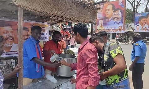 சேதராப்பட்டில் ஊசுடு தொகுதி வி.சி.க பொருளாளர் முருகையன் முன்னிலையில் பொதுமக்களுக்கு நீர்,மோர் வழங்கப்பட்ட காட்சி.