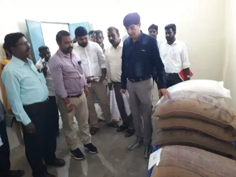 கடலூர் சிங்கிரிகுடி ரேஷன் கடையை கூட்டுறவு துறை கூடுதல் தலைமைச் செயலாளர் ராதாகிருஷ்ணன் நேரில் ஆய்வு செய்த போது எடுத்தபடம்.