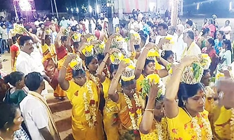 பால்குடம் எடுத்து நேர்த்திக்கடன் செலுத்திய பக்தர்கள்.