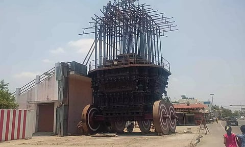 தேர் அலங்கரிக்கும் பணிகள் நடைபெற்று வருவதை படத்தில் காணலாம்.&nbsp;&nbsp;