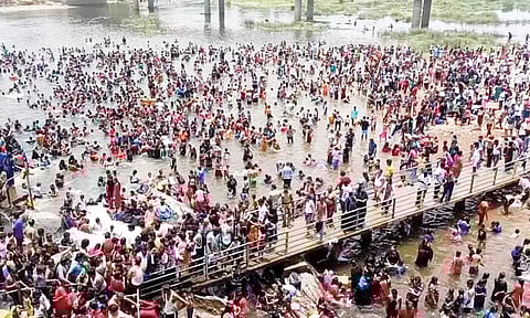 தொடர் விடுமுறை- கொடிவேரி அணையில் 19 ஆயிரம் சுற்றுலா பயணிகள் குளித்து மகிழ்ந்தனர்