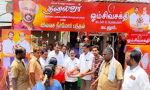 கடலூரில் மாவட்ட செயலாளர் ஓ.எல். பெரியசாமி, மாவட்ட இணை செயலாளர் ஆசை தாமஸ், இளைஞரணி செயலாளர் ஆர். எஸ்.ரஜினி விக்னேஷ் ஆகியோர் பொதுமக்களுக்கு நீர்மோர் மற்றும் பழ வகைகள் வழங்கினர்.
