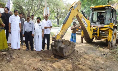 மாட்டுச்சந்தை அமைக்கும் பணியை அமைச்சர் மு.பெ.சாமிநாதன் ஆய்வு செய்த காட்சி.&nbsp;