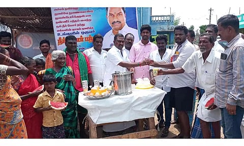 நீர்,மோர் பந்தல் அங்காளன் எம்.எல்.ஏ. திறந்து வைத்த காட்சி.