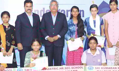 10&nbsp;-ம் வகுப்பு திறனாய்வு தேர்வில் கலந்து கொண்ட மாணவர்களை படத்தில் காணலாம்.&nbsp;