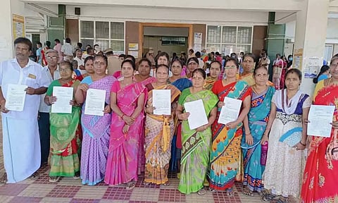 கலெக்டர் அலுவலகத்திற்கு மனு கொடுக்க வந்த பொதுமக்கள்.&nbsp;