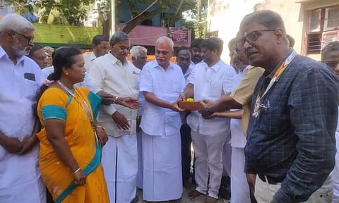 புதிய வகுப்பறை கட்டும் பணியை சம்பத் எம்.எல்.ஏ முன்னிலையில் வைத்திலிங்கம் எம்.பி. தொடங்கி வைத்தார்.